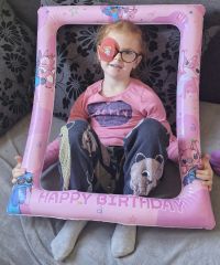 Mädchen mit Okkluder hat Geburtstag.